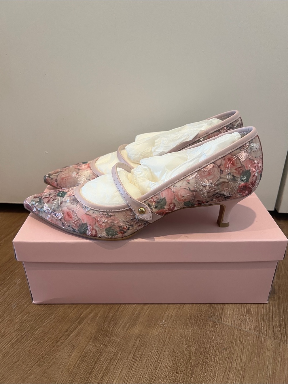 Floral Embroidery Pointed Mary Jane Heels in Pink Brand New Diana Ginza Japan - Picture 2 of 4